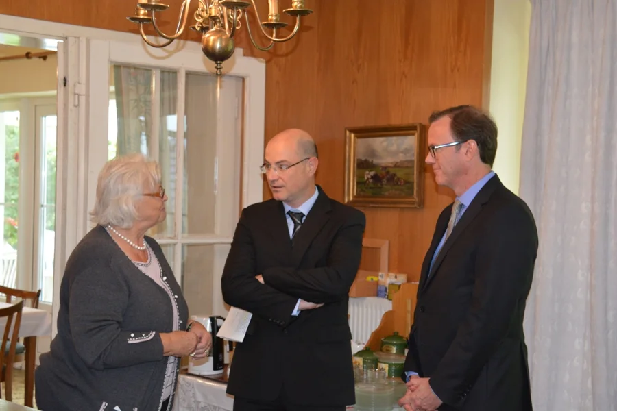 Obfrau Heidi Wienerroither begrüßt die Herren der RBB Dir. Michael Podobnig und Bankhaus-Leiter Gerfried Pink