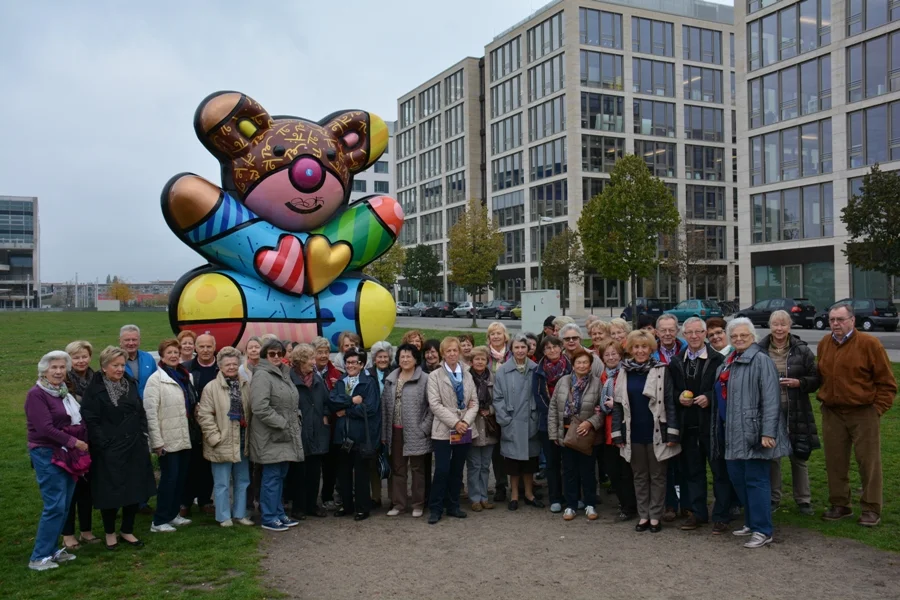 Gruppenfoto mit dem +Berliner Bär+