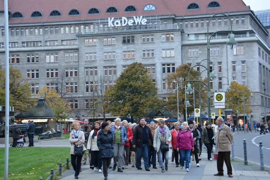 Vor dem +kaDeWe+ +Kaufhaus des Westens+ ein Warenhaus der Superlative