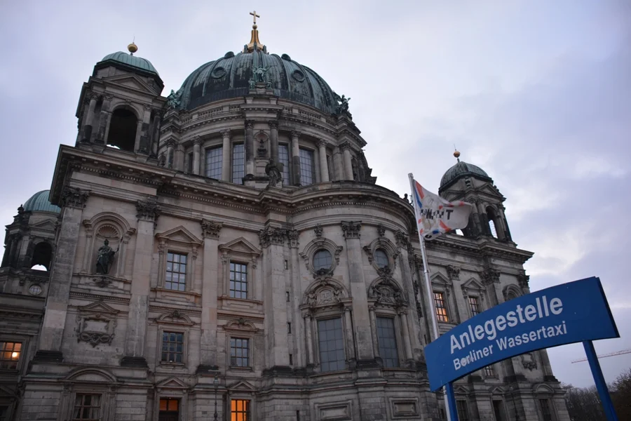 Bootsanlegestelle vor dem Dom