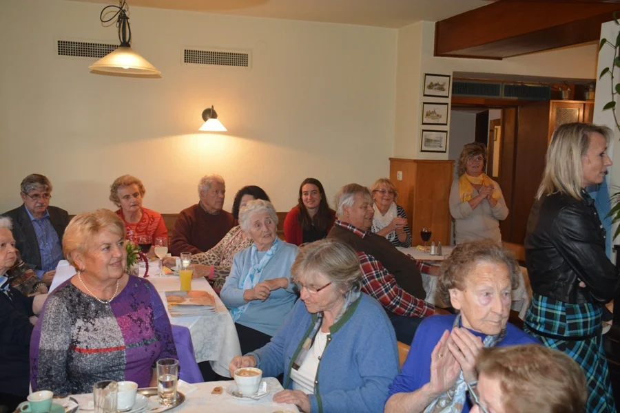 Frau Hanna Benz genießt ihren Kaffee