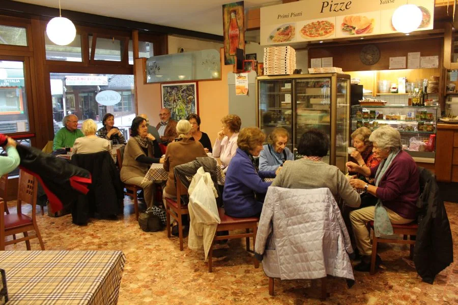 Nach dem Einkauf mit anstrengendem Handeln eine kurze Rast