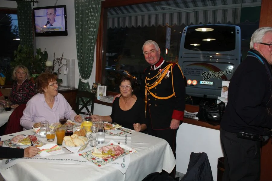 Obfrau Stv. Elisabeth Walter mit ihrem#+Garde-Offizier+