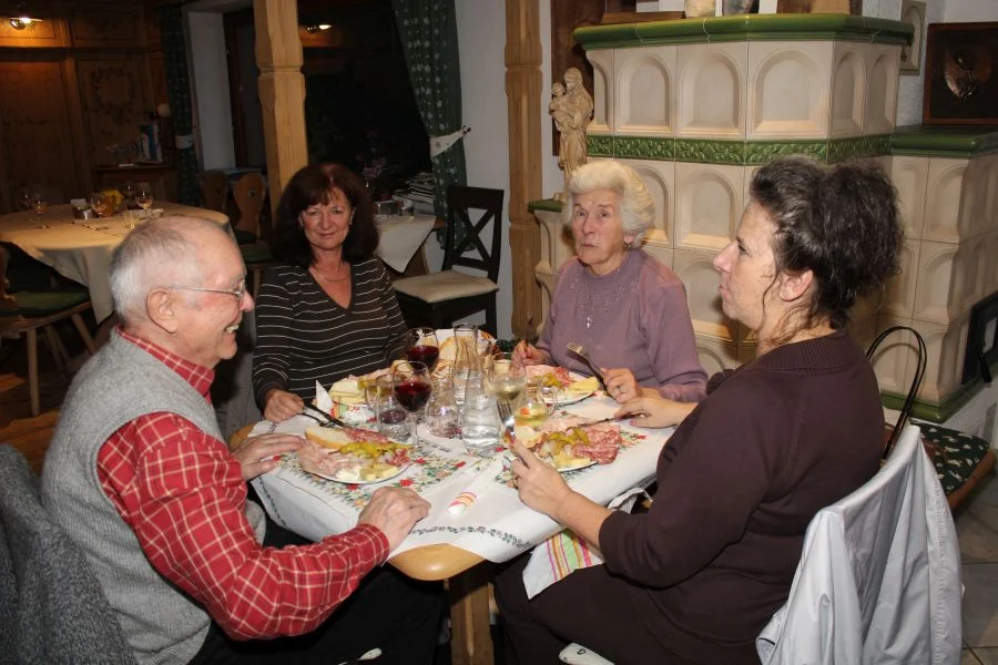 Ernst Rencher in einer netten Damenrunde