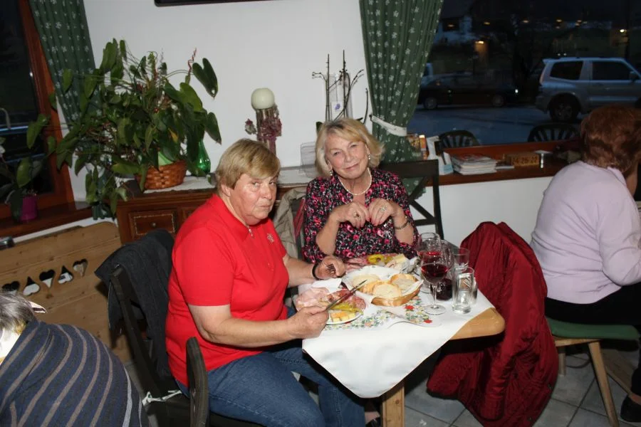 Maria Hudovernig und Gertrude Lippitz#genießen Wein und Jause