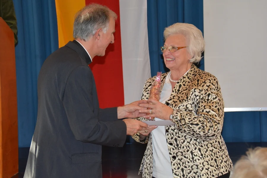 Dechant Mag. Josef Scharf überreichte der Obfrau ein Geschenk