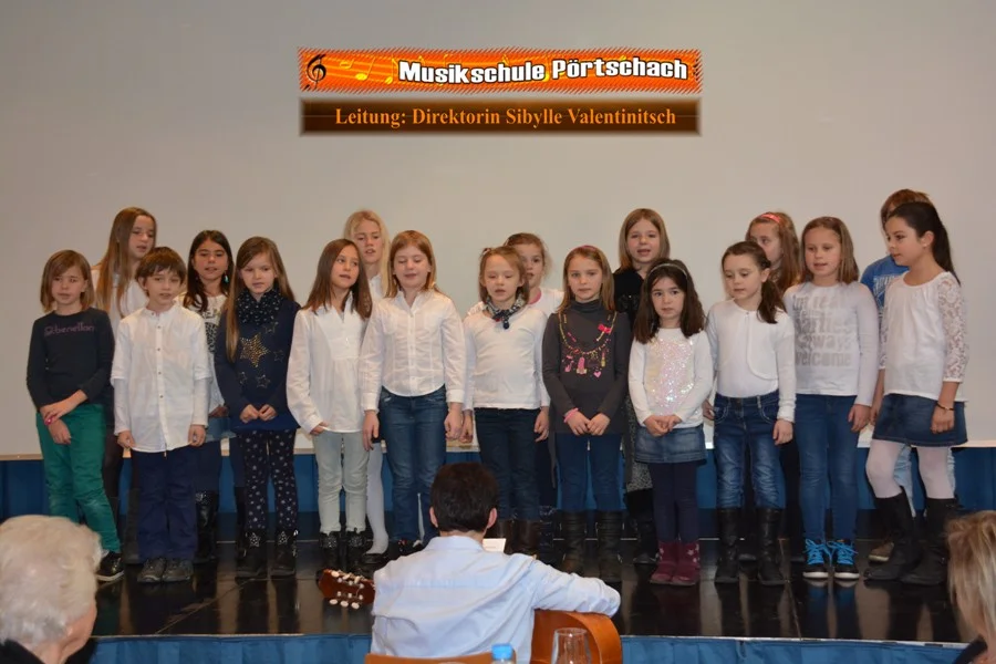 Der +Volksschule-Kinderchor+#Leitung Frau Sibylle Valentinitsch