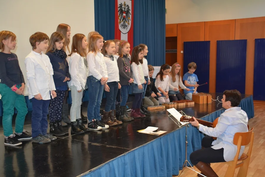 mit Weihnachts-und Adventliedern#Soli wurden von Viktoria und Alina#gekonnt vorgetragen