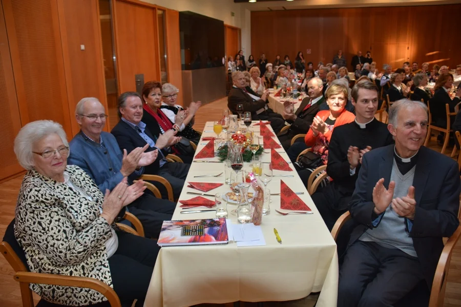 Obfrau mit den Ehrengästen