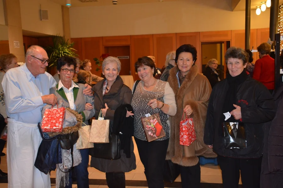 Stolz wird das Weihnachtssackerl#präsentiert