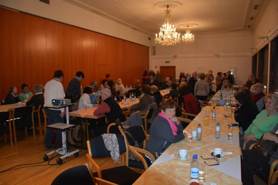 In der Pause herrschte großer#Andrang am Kuchen- und#Getränkebuffet