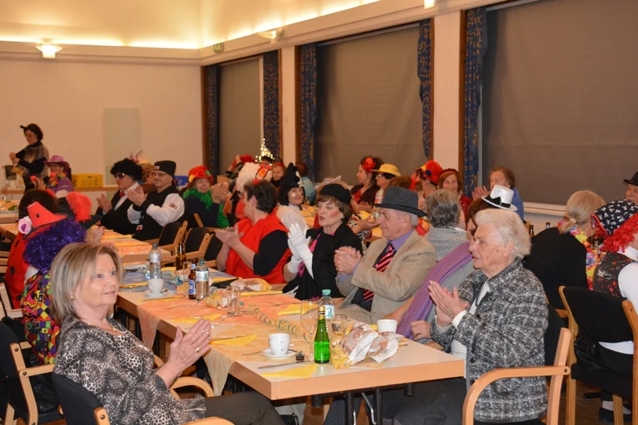 Alles singt und lacht