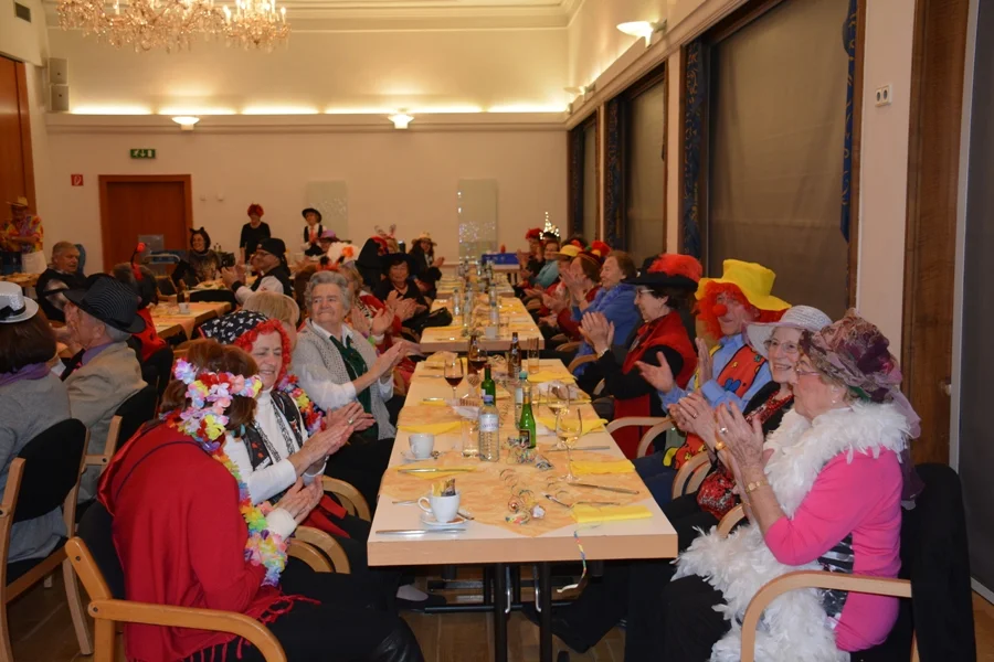 Man beachte die bunten Hutkreationen