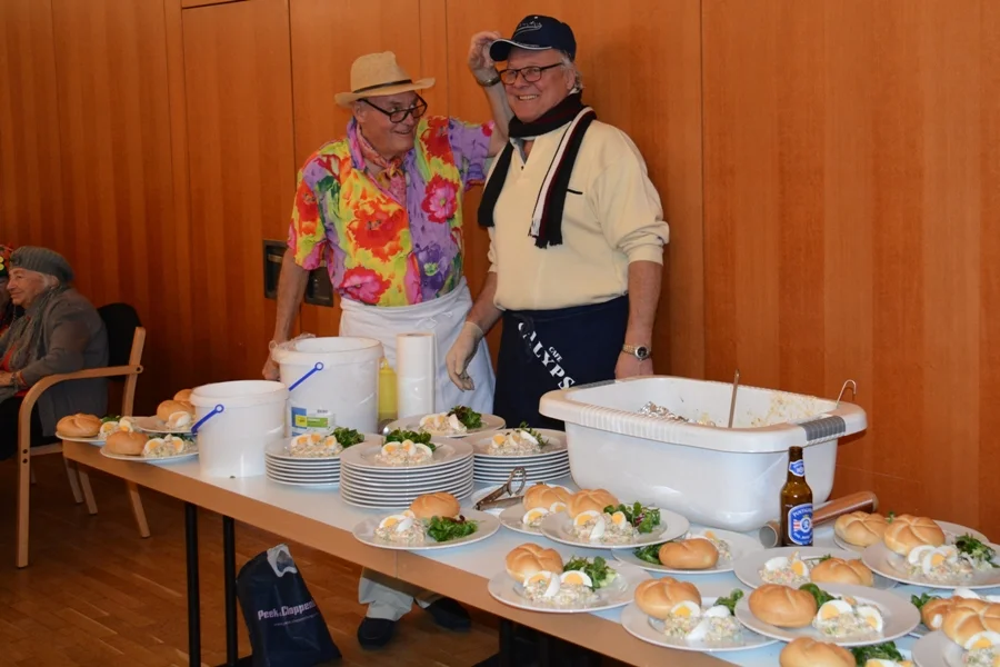 Günter und Pauli bei der Ausgabe des köstlichen Heringsalates