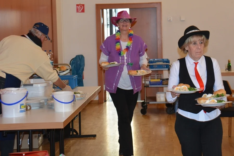 Die Vorstandsdamen haben den Saal festlich dekoriert und den Heringsalat#liebevoll serviertl