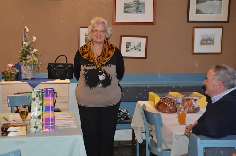 Die Obfrau mit Designer-Pullover#vor der Siegerehrung