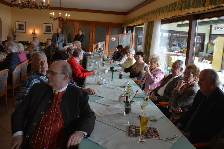 Der schöne Speisesaal war bis auf den letzten Platz besetzt.