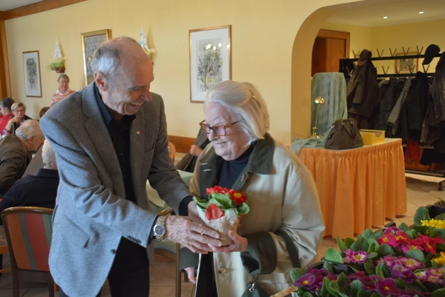 Erfeulicher Besuch unserer EO Annemarie Samitz.#Alfred Walter überreicht einen Frühlingsgruß