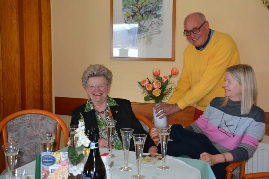 Schriftführerin Elfi Hudovernig empfängt Blumen zum Geburtstag