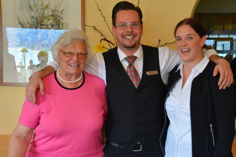 Der strahlende Gewinner mit Obfrau Heidi Wienerroither und +Jungchefin+ Vici