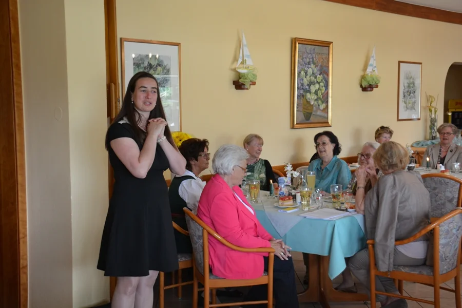 BM Mag. Silvia Häusl-Benz brachte Rosen und lud zu Kuchen und Kaffe