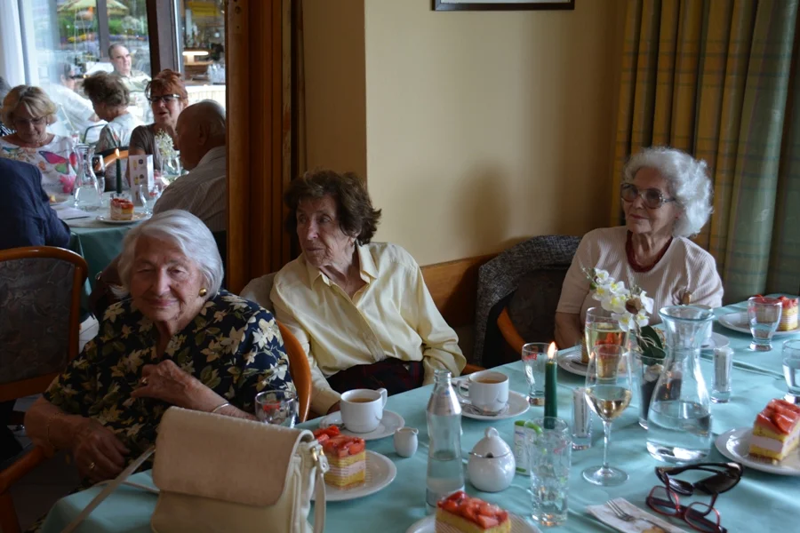Frau Irene Rosic, Erna Rapatz und Margareta Kleinberger von der festlichen Stimmung begeistert