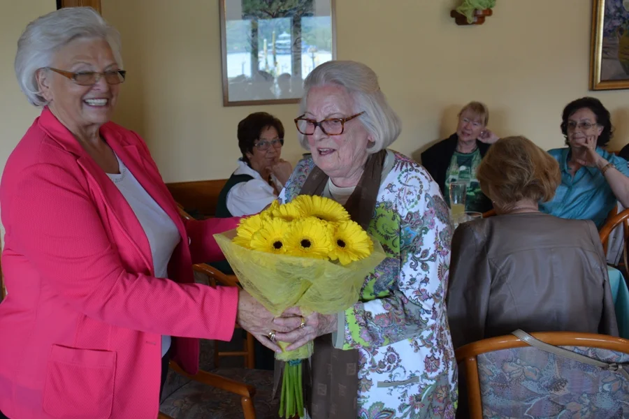 Eine nette Geste#Obfrau Heidi Wienerroither überreichte#Ehrenobfau Annemarie Samitz einen#Gerbererstraus