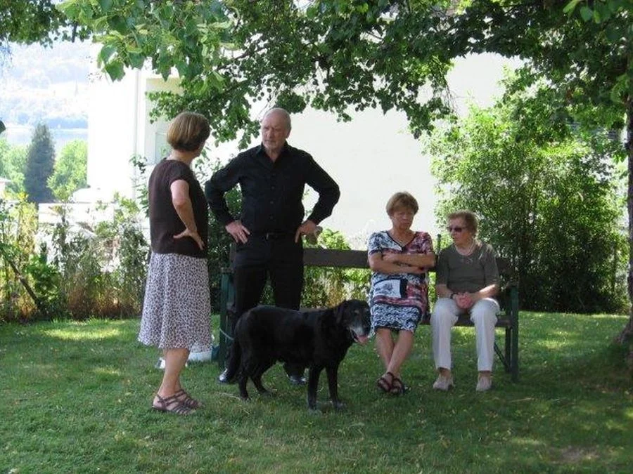 Heinz im Gespräch mit Tanzleiterin Renate Rauter