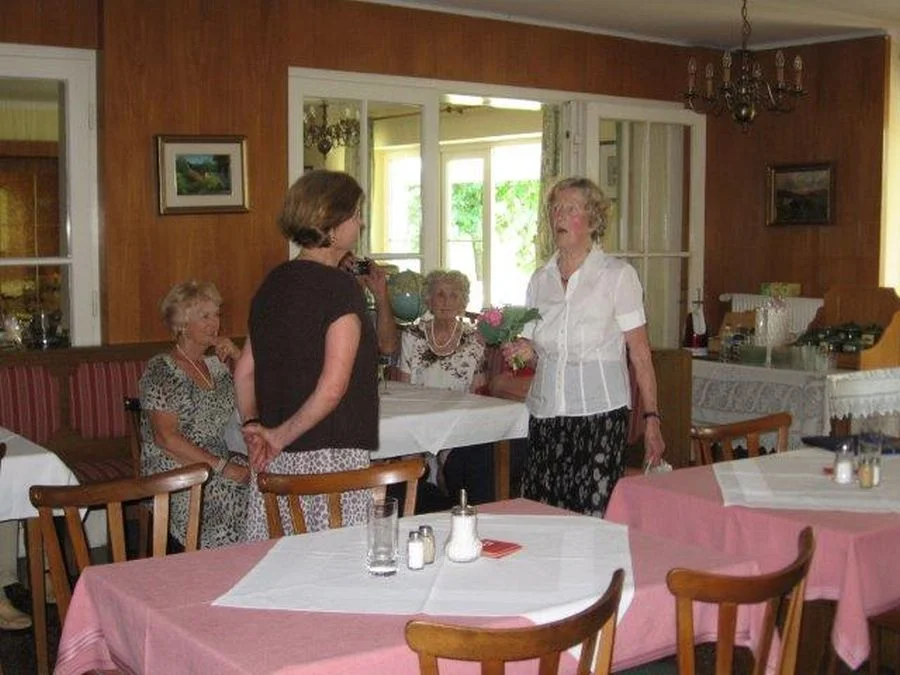 Else Zinnecker bedankt sich bei Renate Rauter und übergibt ein Geschenk der Tänzer