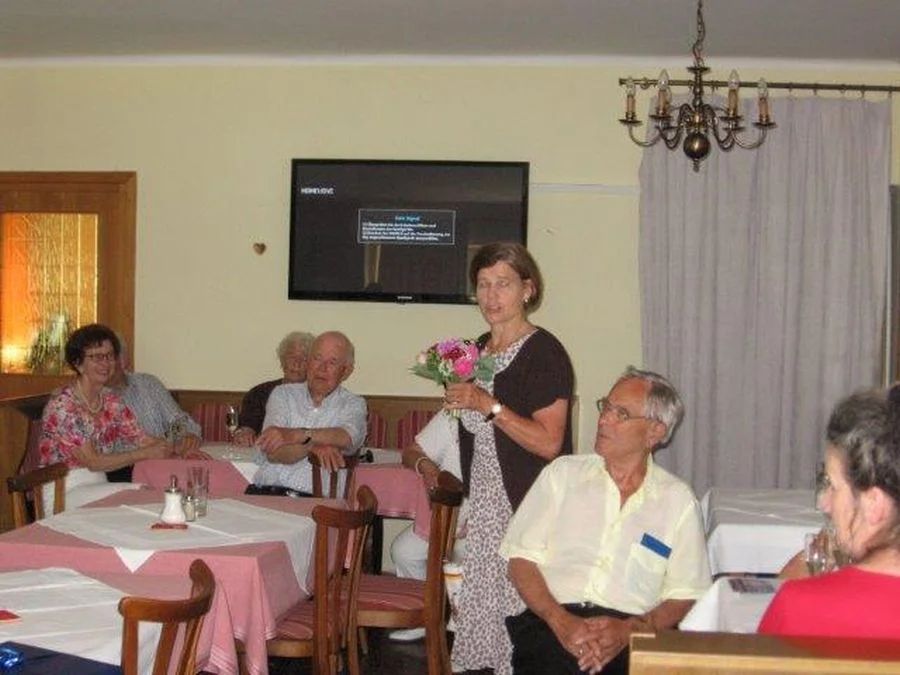Tanzleiterin Renate Rauter sichtlich überrascht der vielen Huldigungen