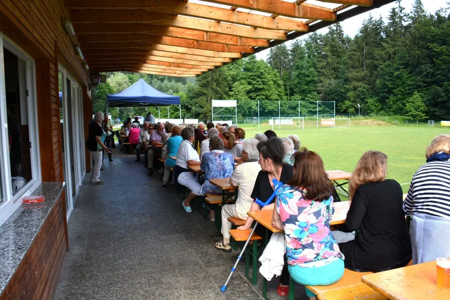Die vollbesetzte Tribüne