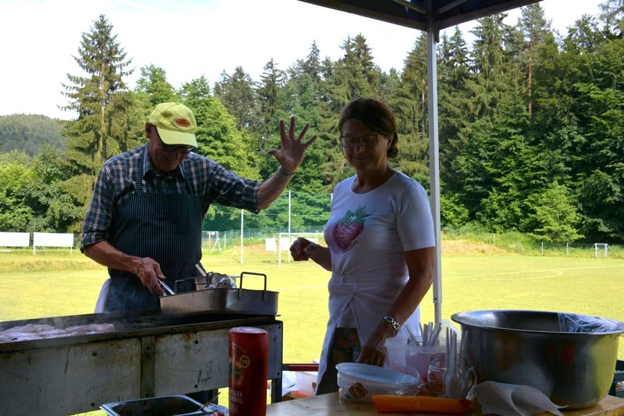 Grillassistentin Brigitte Bahr