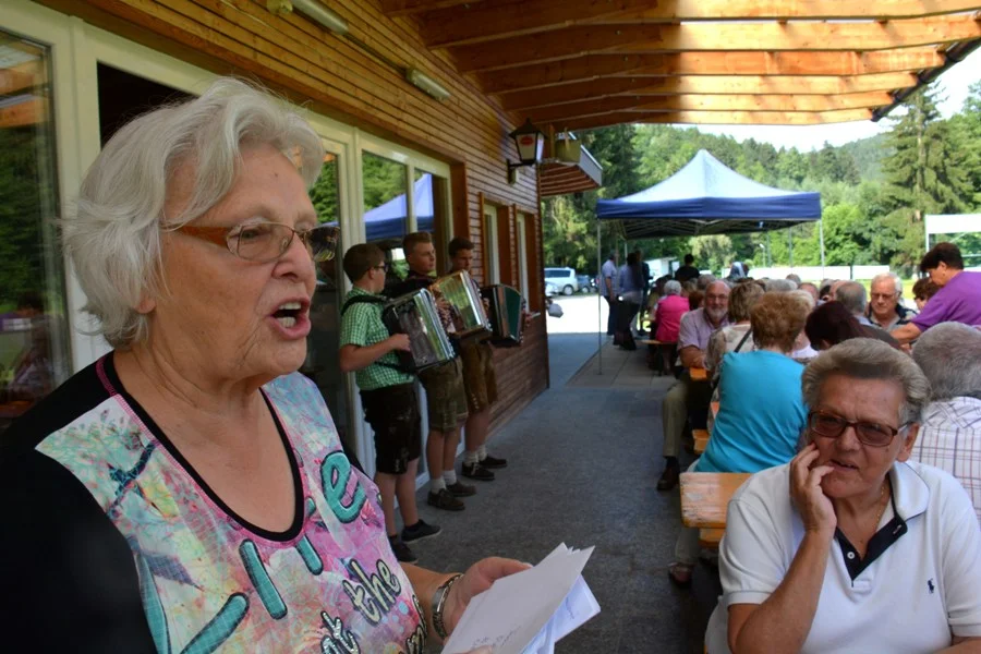 Die Obfrau sichtlich erfreut des guten Besuchs
