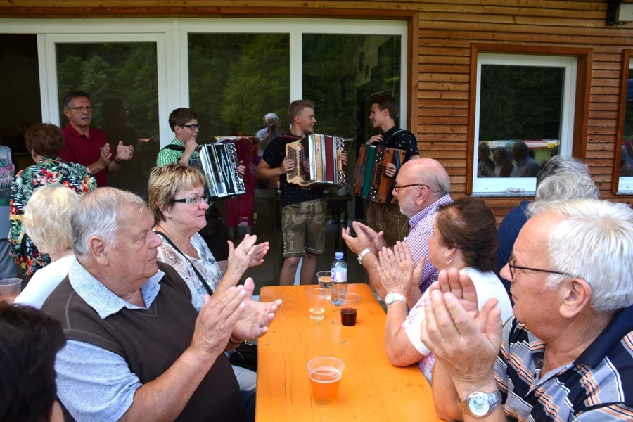 Wille Pickert und Hermann Köfer#applaudieren den flotten Musikanten