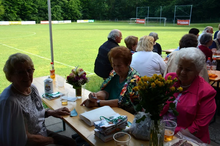 Die Schwestern Antonia Maklet und Aurelia Ibounig mit Resi Fuchs