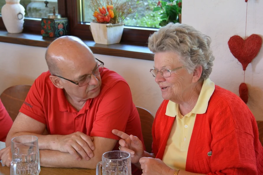 Im +Partnerlook+#Reiseberichterstatterin Elfi Hudovernig und Gerhard Schurian unser Home-Page#Betreuer