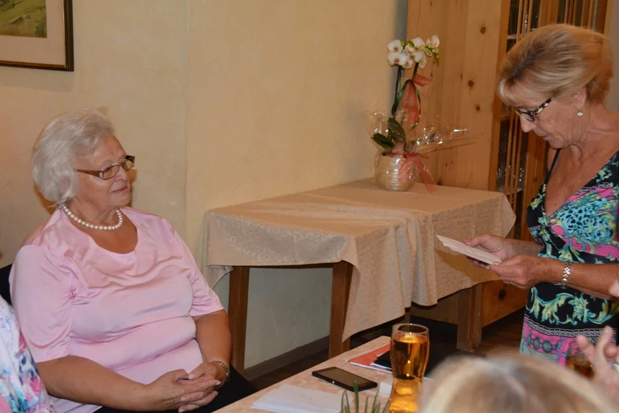 Obfraustv. Annemarie Orlitsch gratiliert Obfrau Heidi Winerroither im Namen des Vorstandes und der Mitglieder zum runden Geburtstag