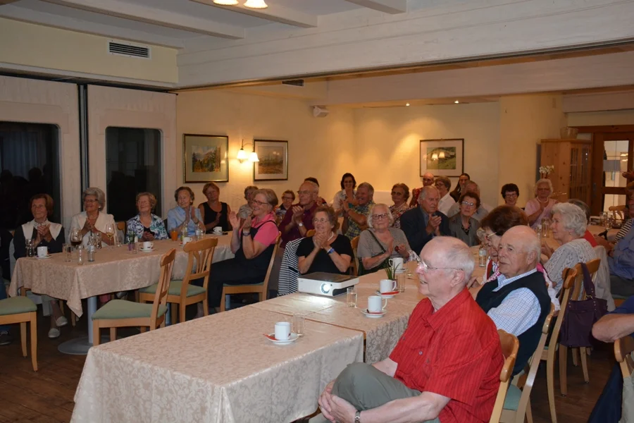 Auch Ehrenobfrau Annemarie Samitz vom Vortrag angetan