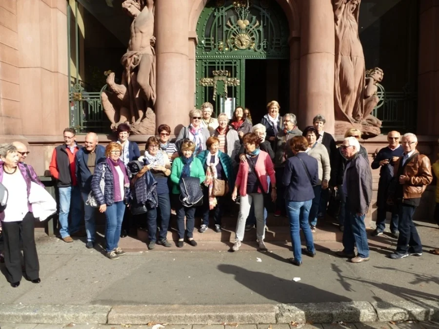 Gruppe vor der +Universitätsbibliothek+