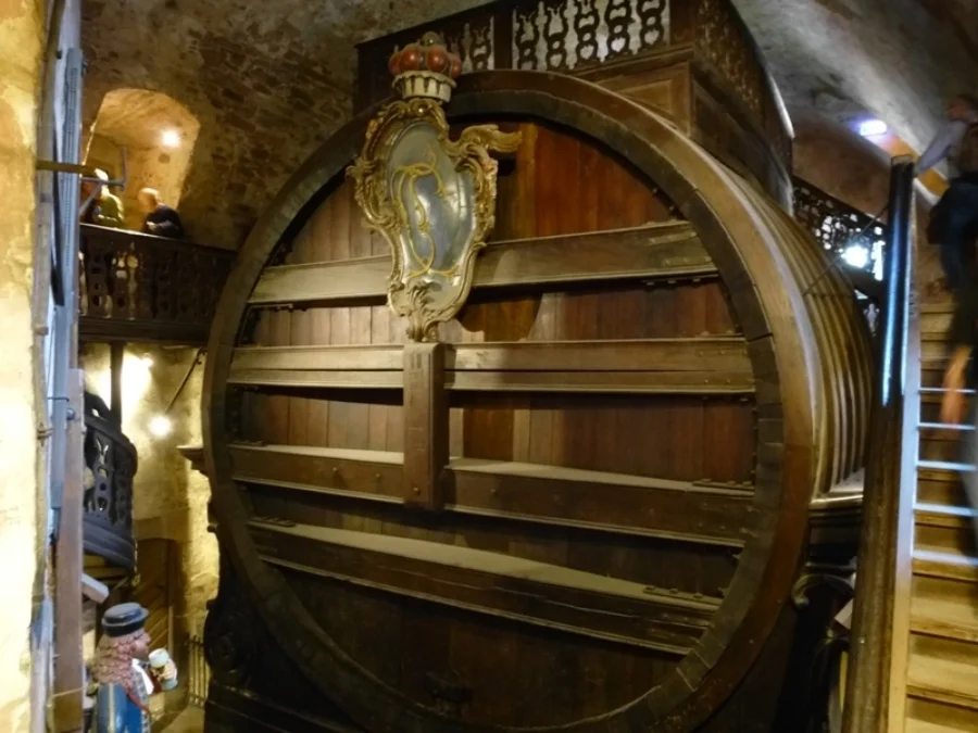 Bei einer Schlossbesichtigung darf der Besuch des Gewölbekellers nicht fehlen#Großes Fass von 1751