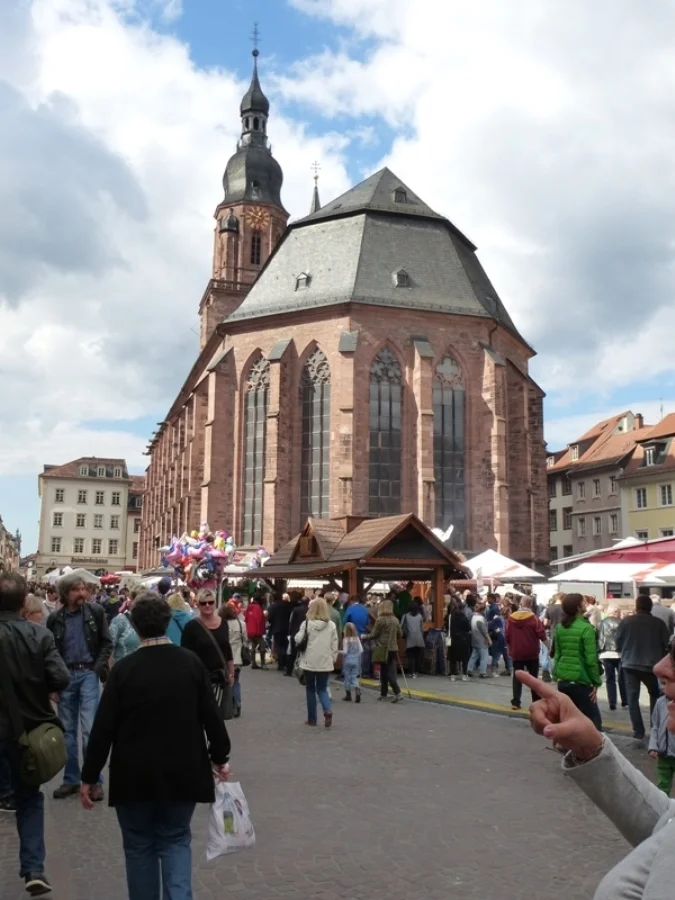 Das Zentrum der Altstadt die +Heiligengeistkirche mit den Marktplatz