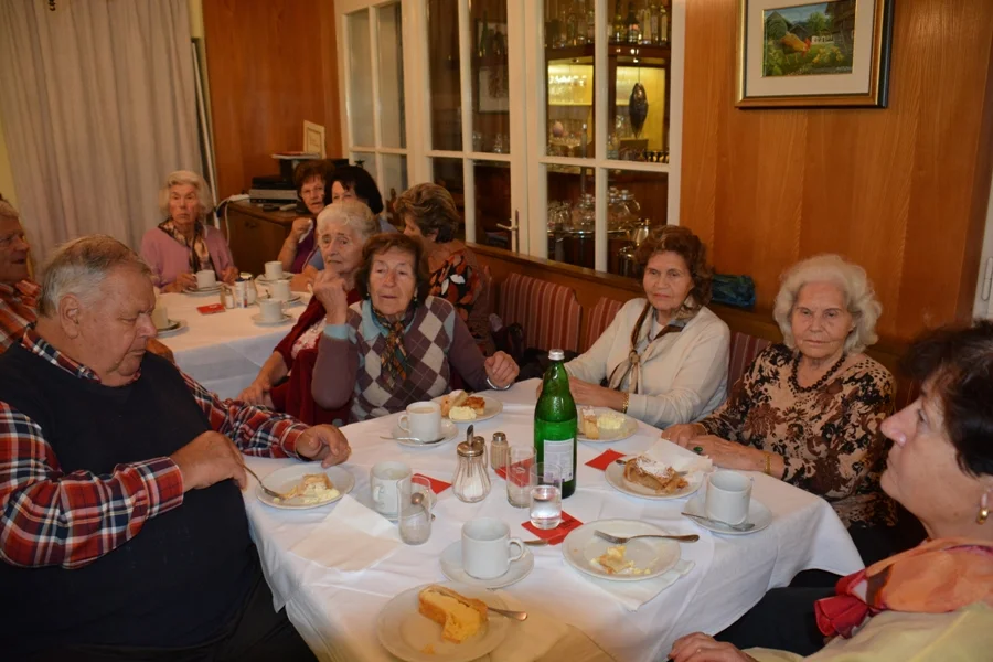 Willi Pickert immer von Damen umgeben