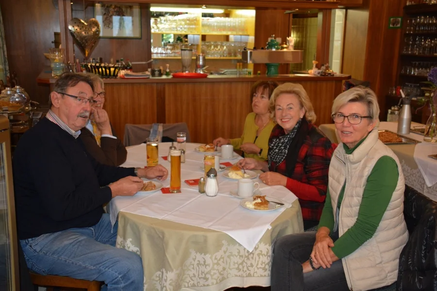 Seppi Wienerroither-Obmann des Pfarrgemeinderates- in netter#+Damenrunde+
