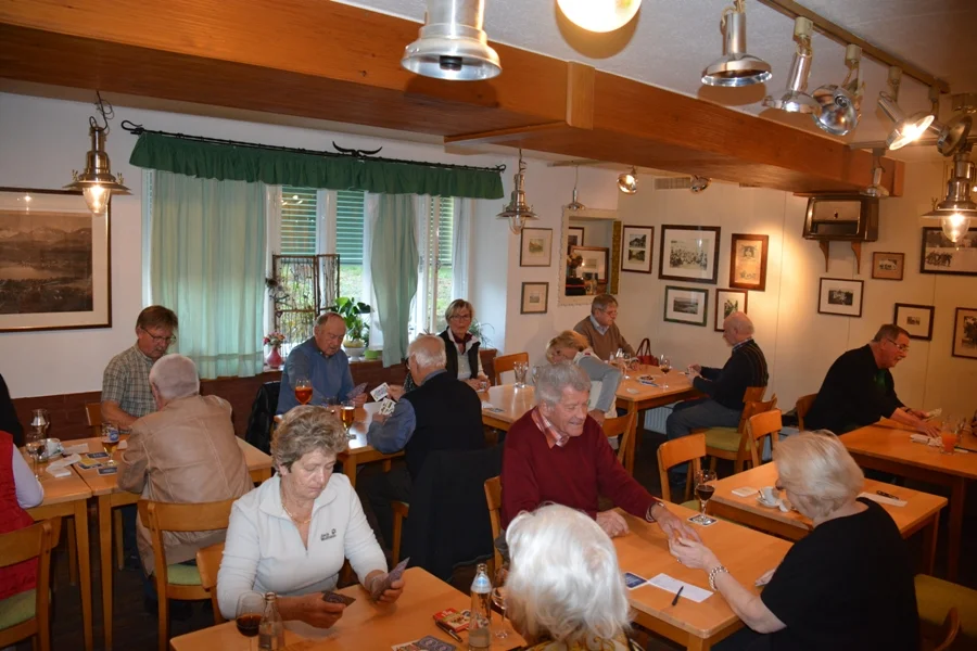 Lauter konzentrierte Gesichter..