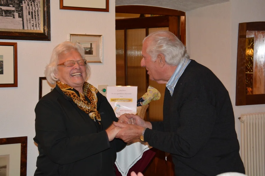 Die Obfrau gratuliert Hans Prüller