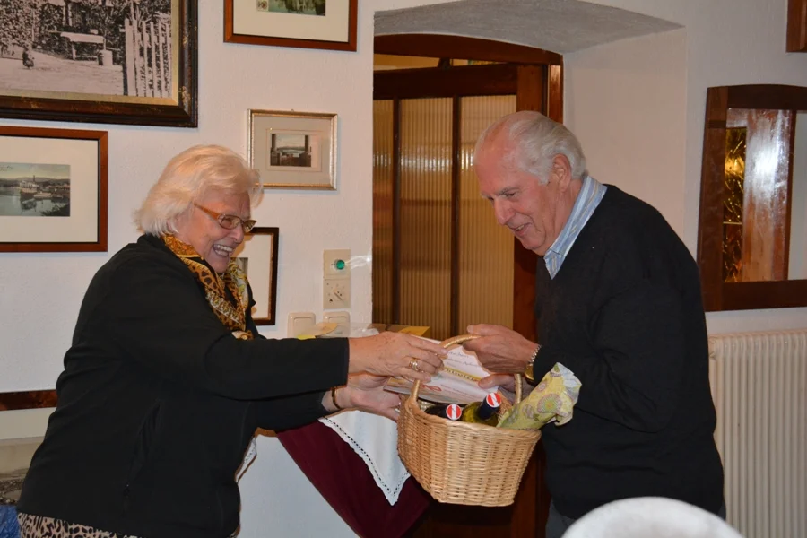 un d überreicht den +Zocklwirtpreis+