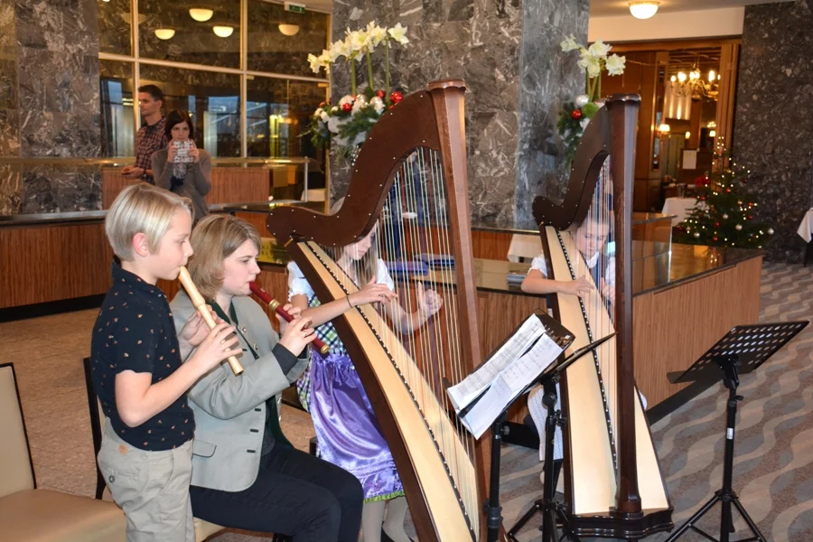 Daniella und jasmin an den Harfen und Noel mit der Blockflöte