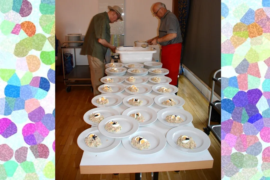 Der köstliche Heringsalat wird von den#SB-Köchen Günter und Pauli angerichtet