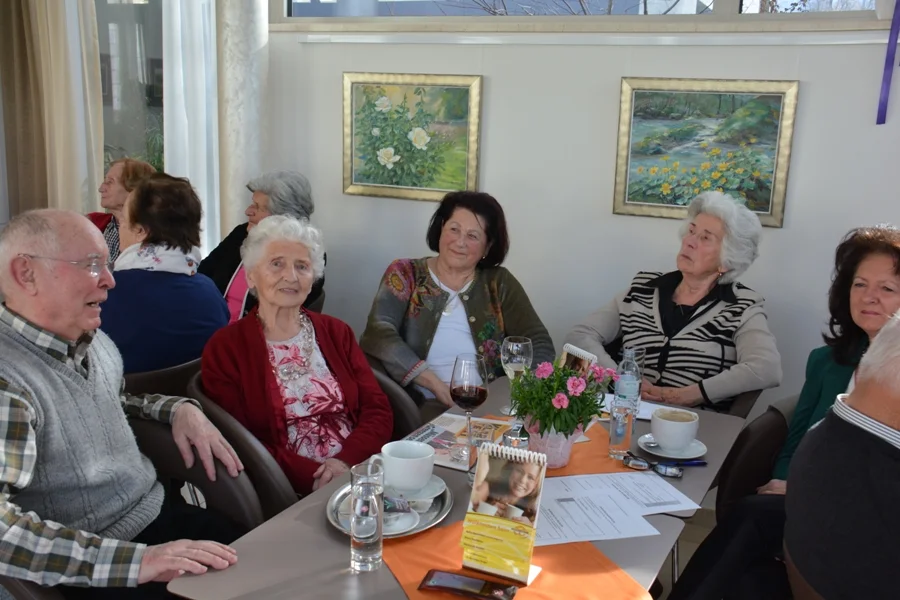 Ernst Rencher in einer netten Damenrunde