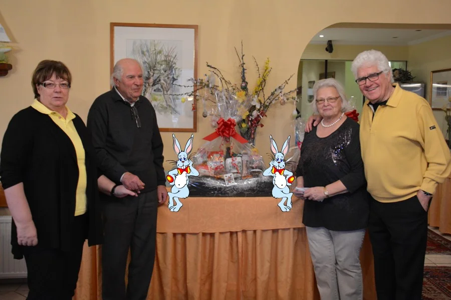 1. Platz Hans Prüller#in der Mittte der große Geschenkskorb